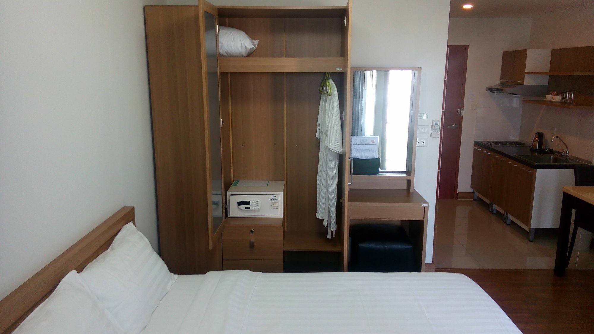 Winner Serviced Apartment Si Maha Phot Exteriör bild